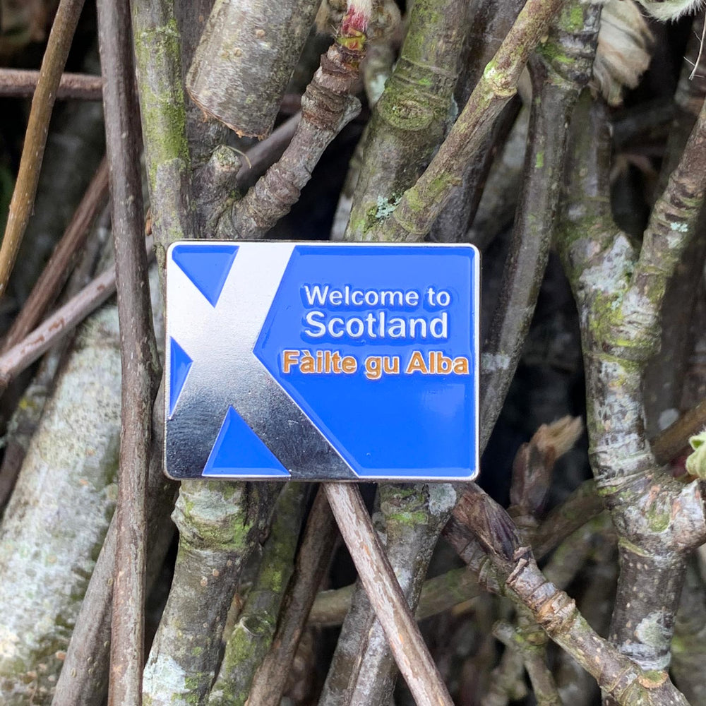 welcome-to-scotland-road-sign-enamel-pin-badge-Scottish-gift